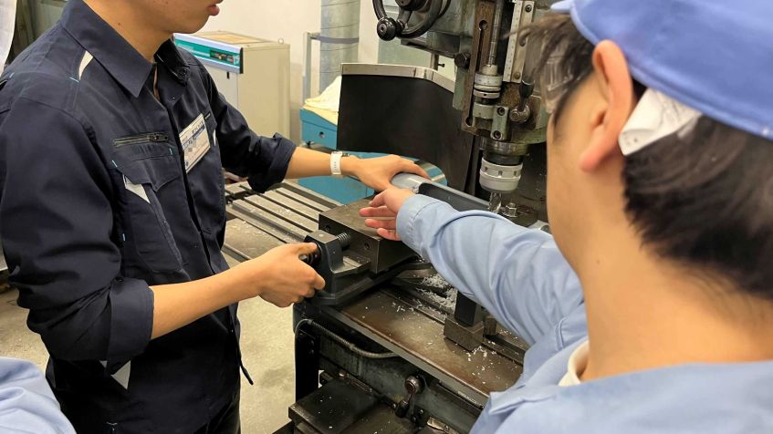 八王子キャンパス夢づくり工房でのフライス盤加工風景